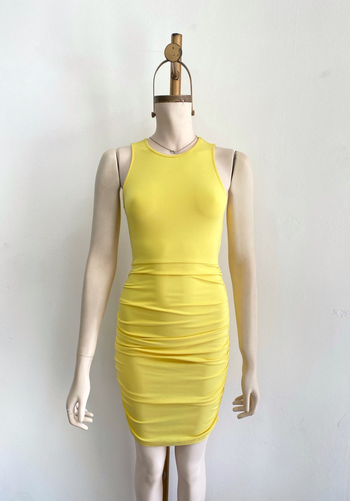 Vestido amarillo pegado