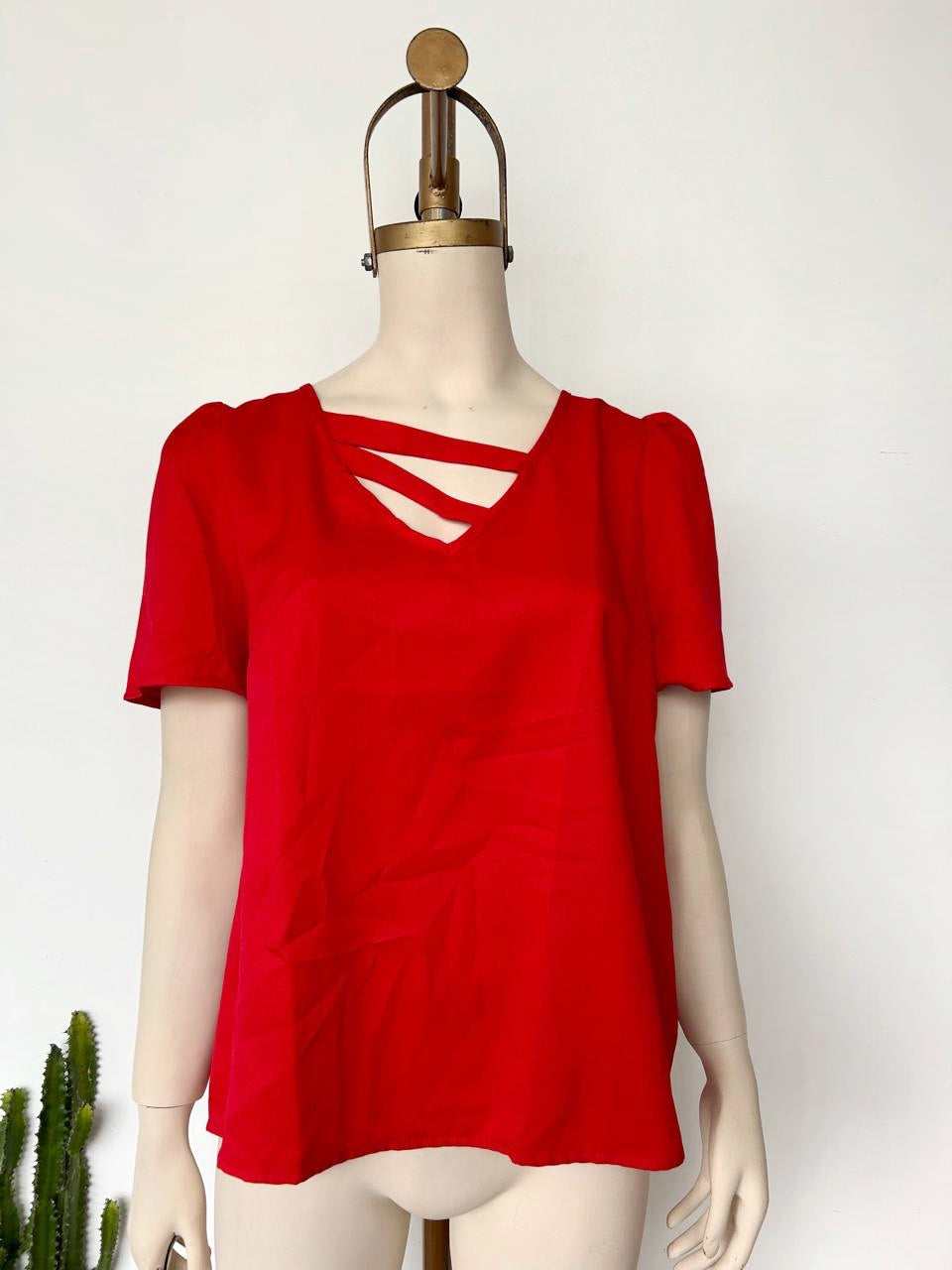 Blusa unicolor con abertura