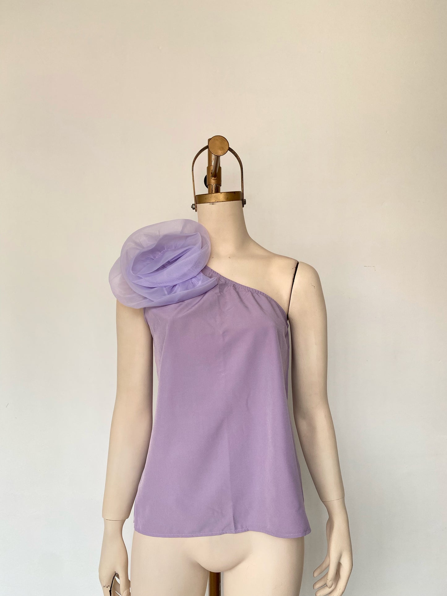 Blusa asimétrica con detalle de rosa