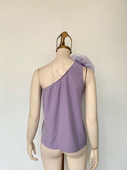 Blusa asimétrica con detalle de rosa