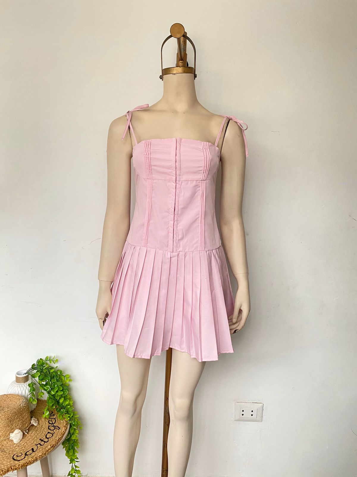 Vestido rosa dulce de tirantes con lazo